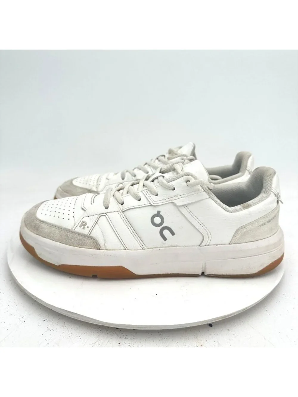 On The Roger Clubhouse Swiss Engineering Women Sz 9 3WF10430924 White Ivory Shoe
